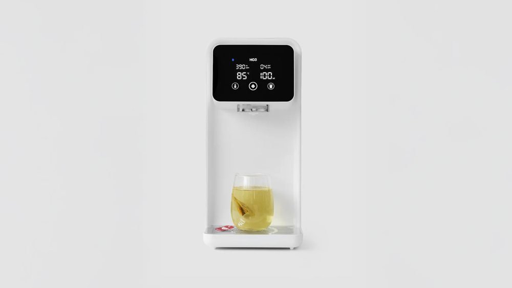 Herbata zaparzona wodą z HO3 Home One w temperaturze 85°C — szklanka napełniona wprost pod kranikiem urządzenia